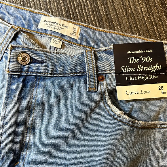 NWT A&F Ultra High Rise The 90’s Slim Straight Jeans - Picture 1 of 4